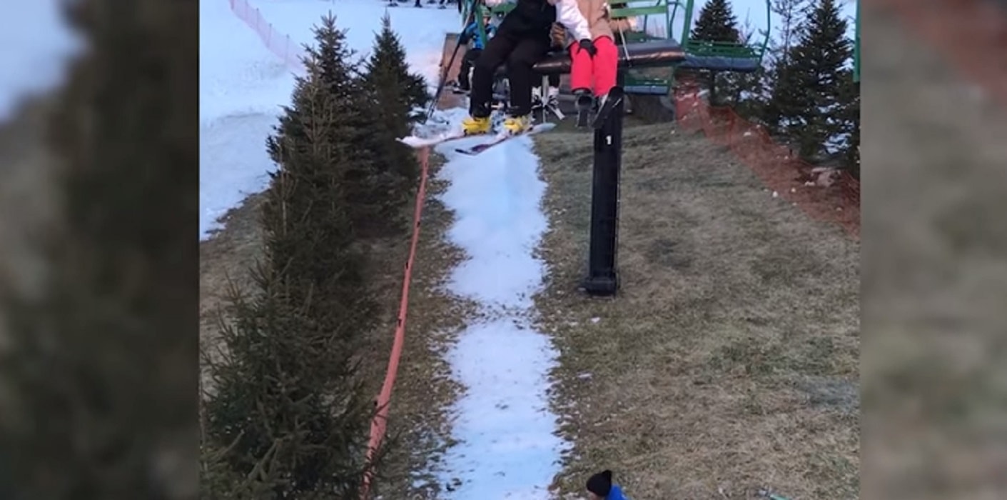 Bimba resta aggrappata alla seggiovia: volo di 8 metri sul telo di salvataggio