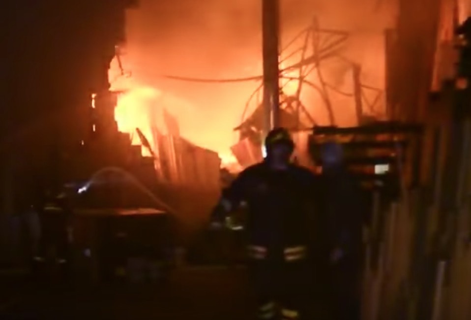 Incendio a Seregno, in un capannone di auto e furgoni