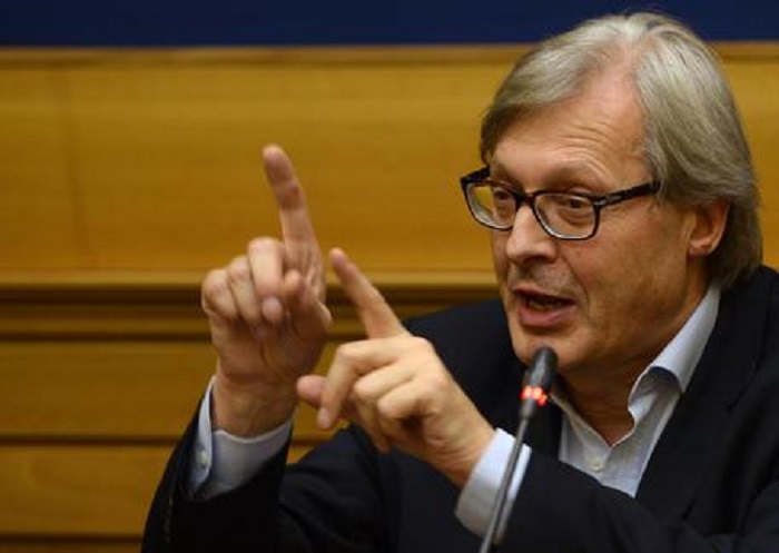 Sgarbi delirio contro Di Maio: "Ha preso i voti di mafia e camorra"
