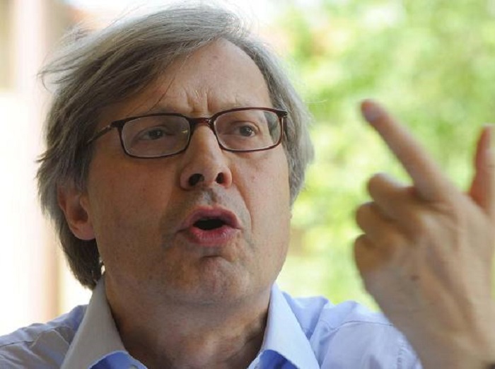 Vittorio Sgarbi: "Sono pronto a sputare in faccia a Grillo e M5S"