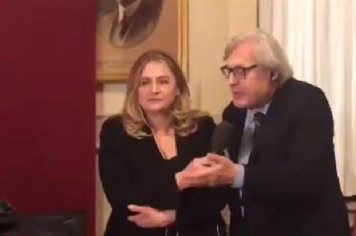 Elezioni, Vittorio Sgarbi sconfitto da Di Maio: "Lo prendete in c..."