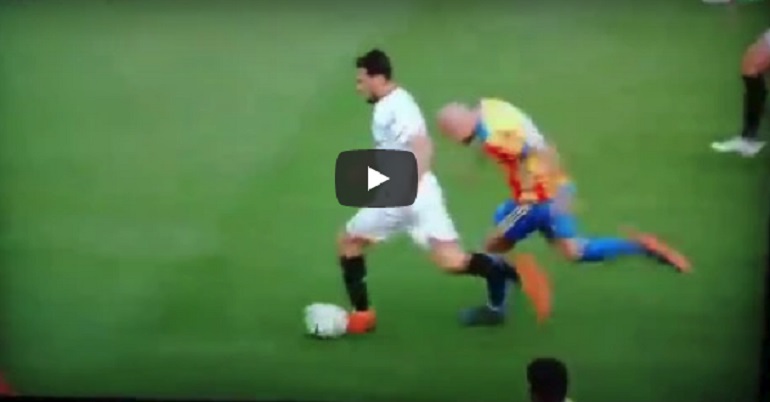 Simone Zaza e la simulazione più ridicola di sempre: si getta di testa contro il gomito dell'avversario