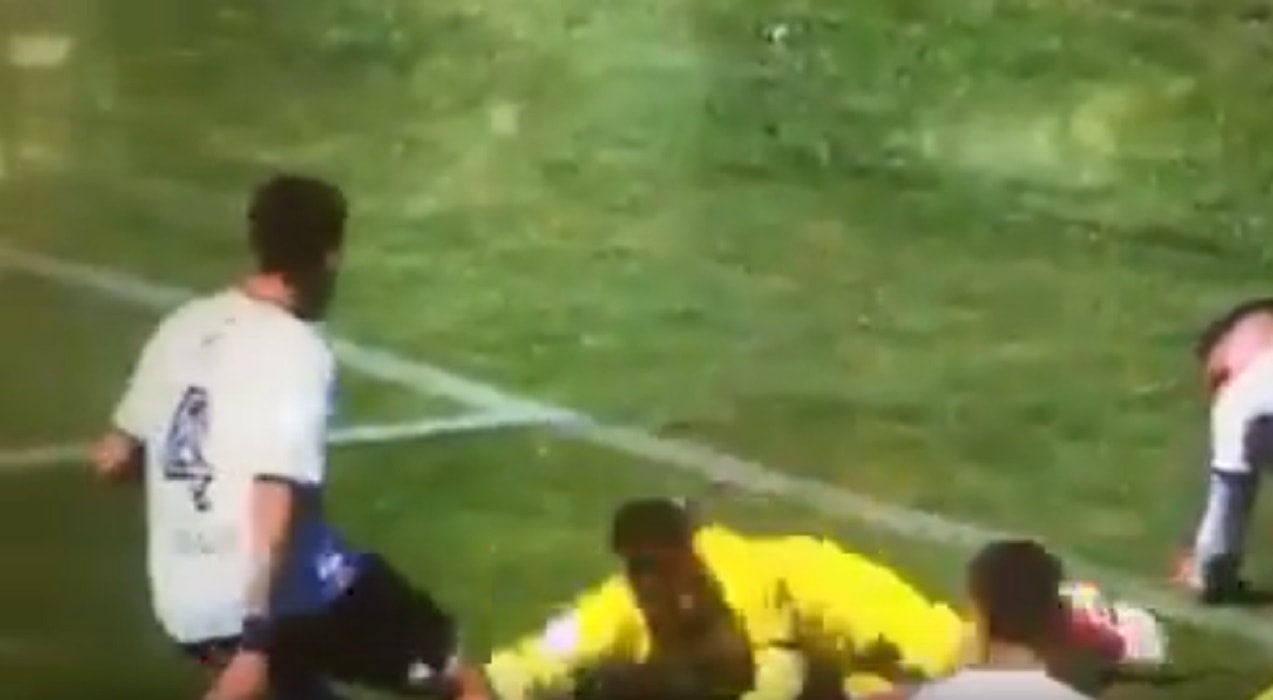 Cile simulazione attaccante arbitro ci crede