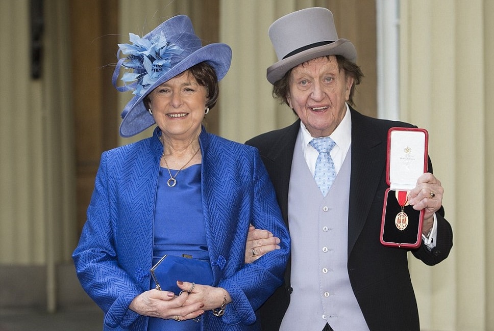 Sir Ken Dodd sposa la compagna e...muore due giorni dopo le nozze