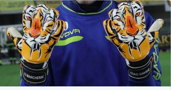 Davide Astori, Stefano Sorrentino gli dedica i guanti (FOTO)