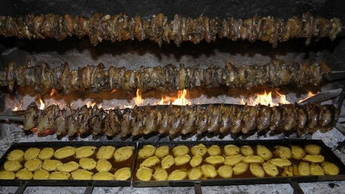 Alpini cucinano uccelli illegali: maxi spiedo sequestrato