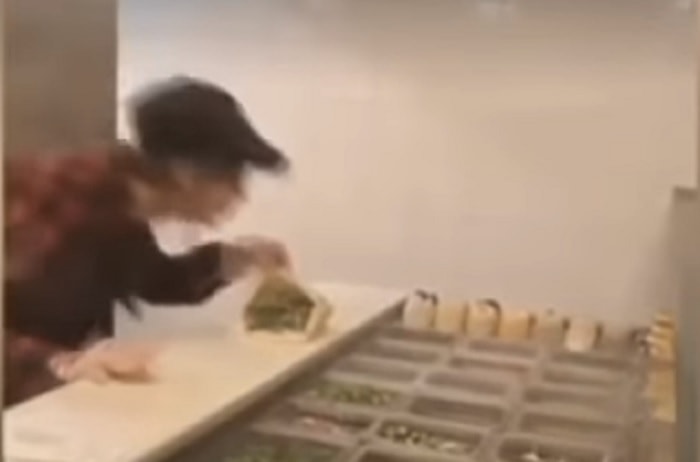 cameriera sputa nel panino