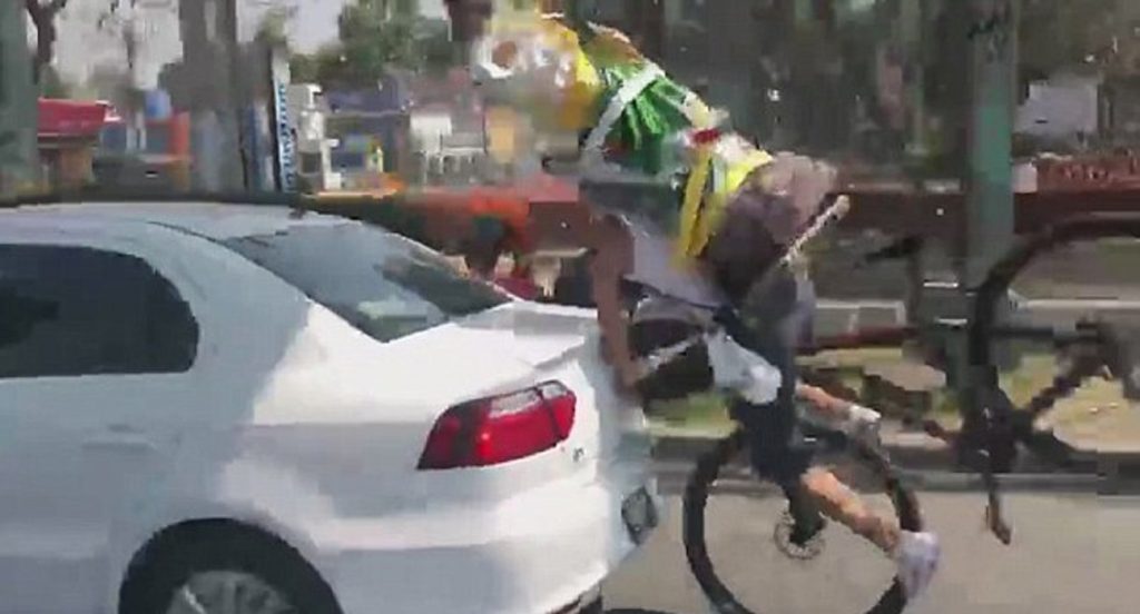 Trasporta mega statua del santo