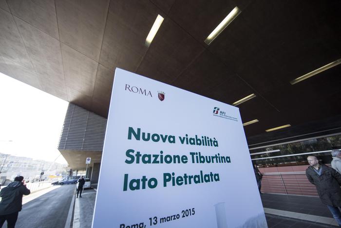 Roma, orrore alla stazione Tiburtina: peruviano pestato da 2 rumeni per un vecchio pc e un cellulare