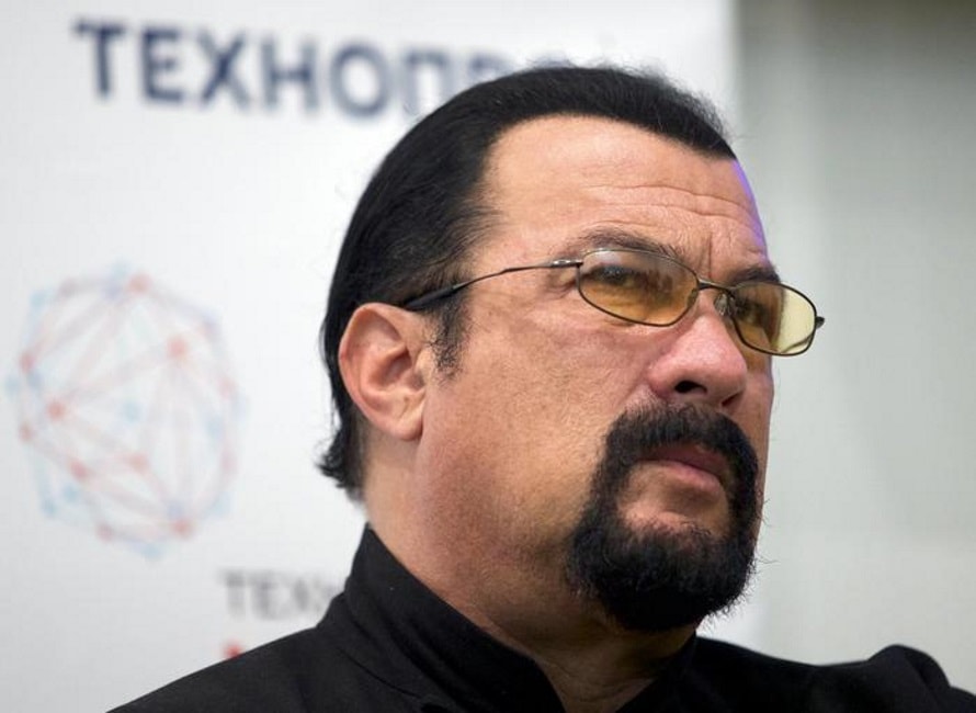 Steven Seagal, attore nei guai: accusa di molestie da Fabiola Davis