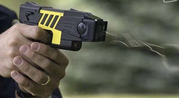 Pistola taser, inizia la sperimentazione: in sei città l'arma della polizia che immobilizza
