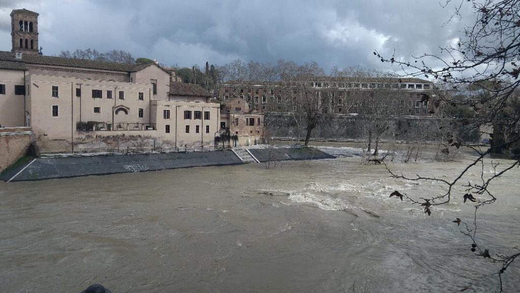 Il fiume Tevere in piena