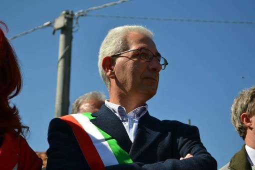 Guido Tomatis, operaio e vicesindaco di Briaglia (Cn), precipita nella tromba delle scale e muore