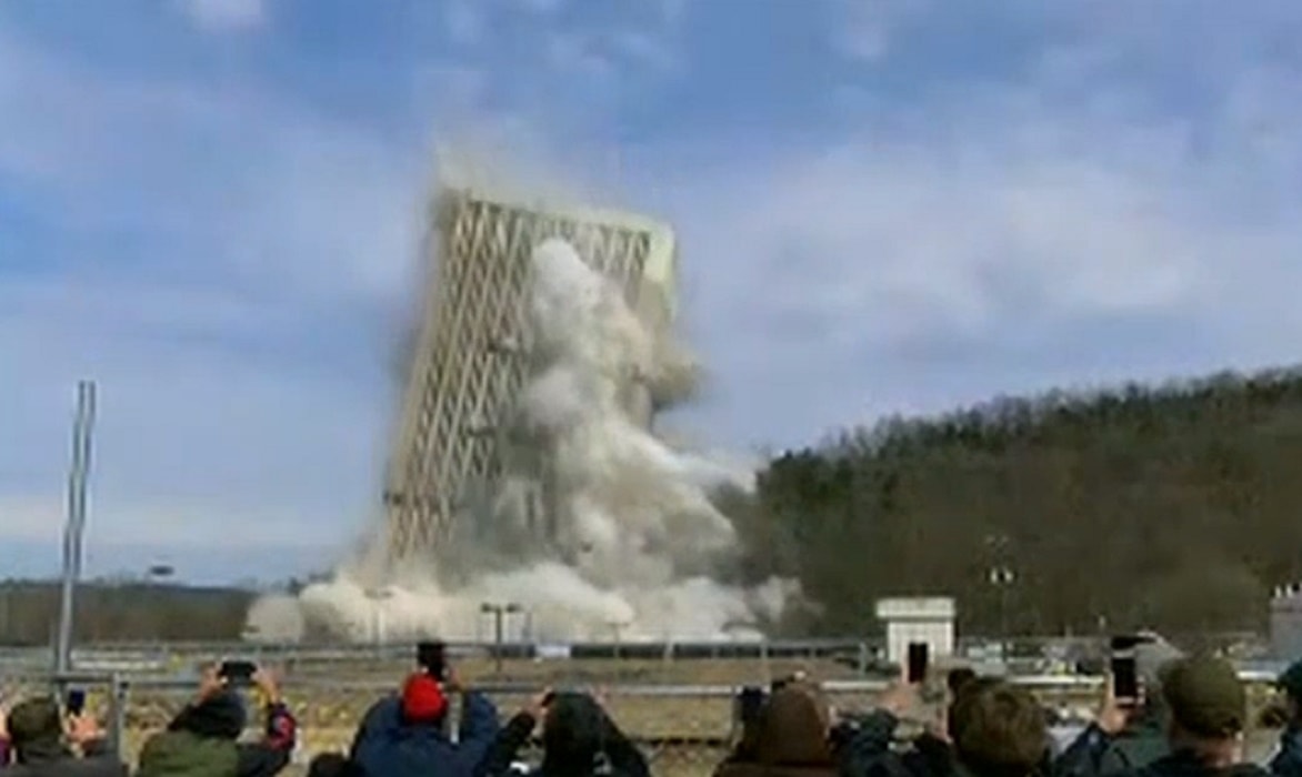 Edificio da 28 piani ed altro 100 metri si sbriciola in pochi secondi