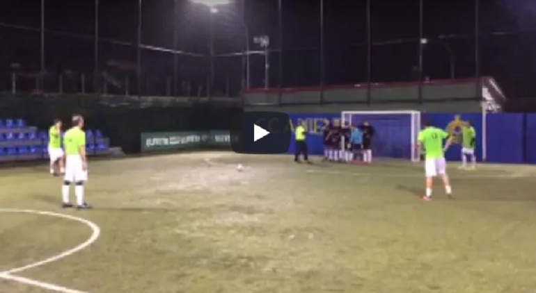 Totti, gol di cucchiaio su punizione al torneo di calcetto. Un frame del video
