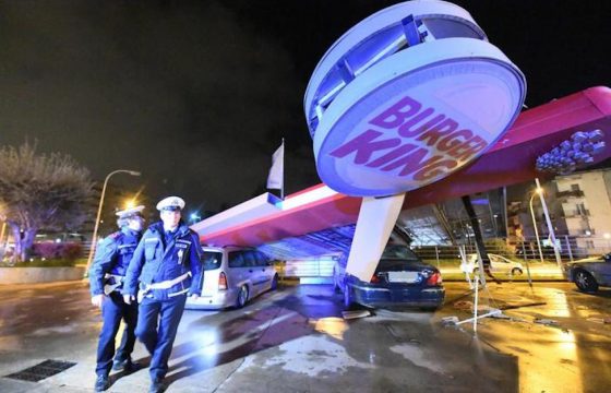 Caserta, tromba d'aria: pali e alberi divelti, auto e roulotte volano via, feriti 02