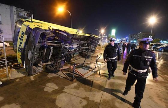 Caserta, tromba d'aria: pali e alberi divelti, auto e roulotte volano via, feriti 03