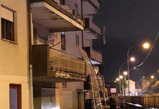 Caserta, tromba d'aria: pali e alberi divelti, auto e roulotte volano via, feriti 05