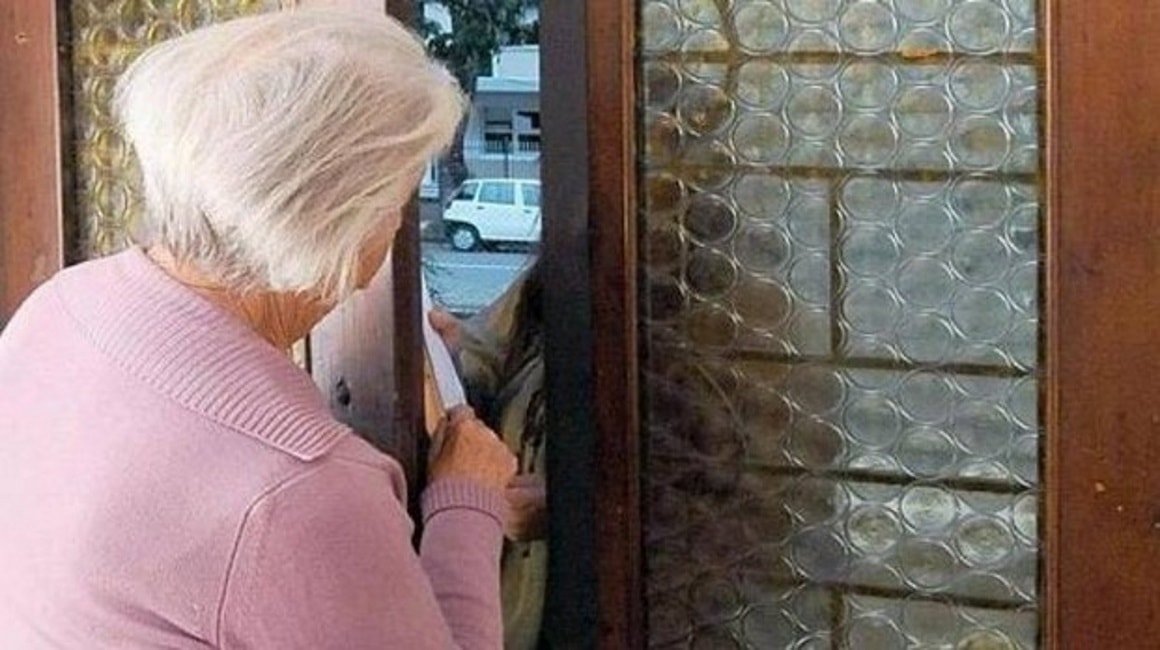 Anziani derubati dalla finta postina: sgominata banda a Torino