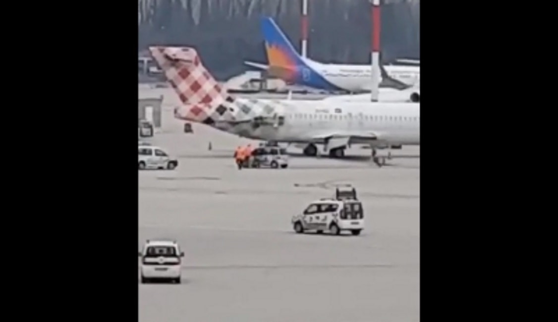 Venezia, invade pista aeroporto e blocca volo per imbarcarsi