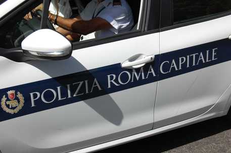 Roma, aggredisce e sputa in faccia ai vigili urbani che gli chiedono di spostare l'auto