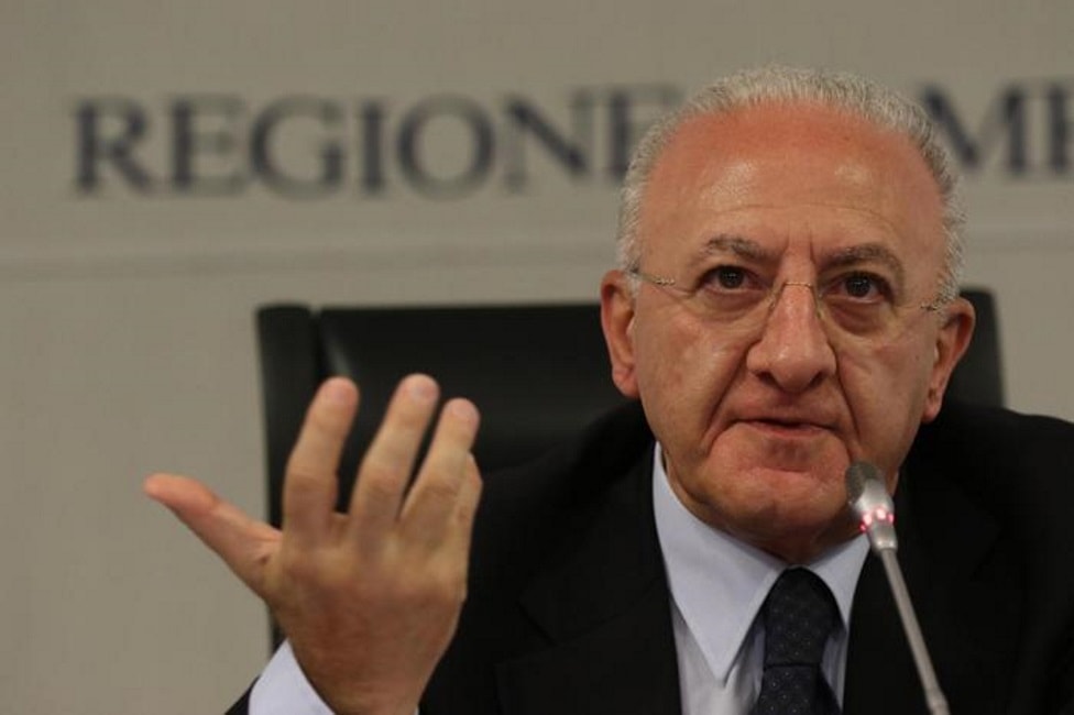 Vincenzo De Luca contro i centri sociali violenti a Napoli