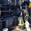 Incidente A4, Tir si ribalta: 2 feriti e code per 10 km