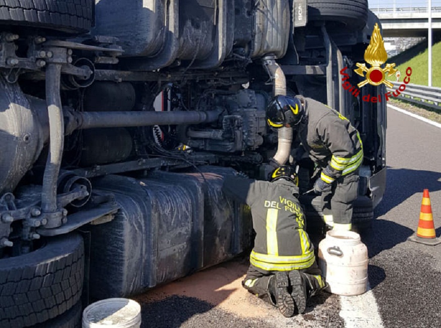 Incidente A4, Tir si ribalta: 2 feriti e code per 10 km