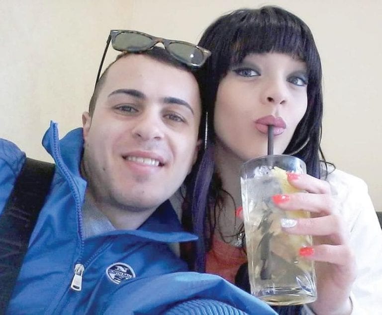Ylenia Bonavera è indagata per aver difeso il fidanzato che tentò di darle fuoco