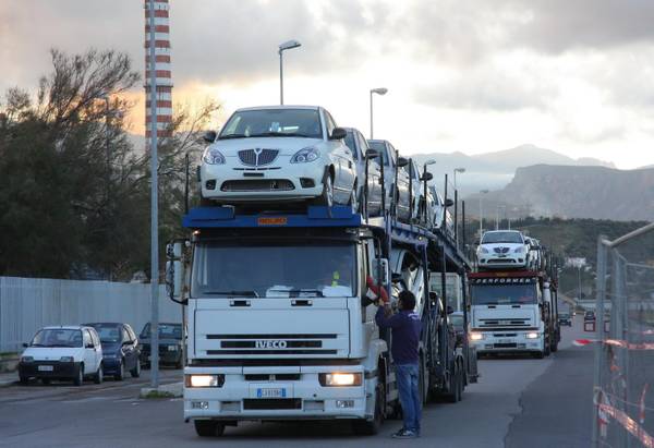 Trieste, tir urta una bisarca ferma nel traffico sull'A4