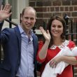 Kate e William presentano il terzogenito alla folla