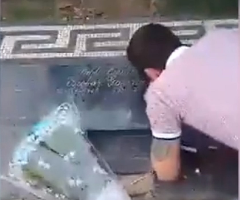 Turista sniffa tomba Escobar