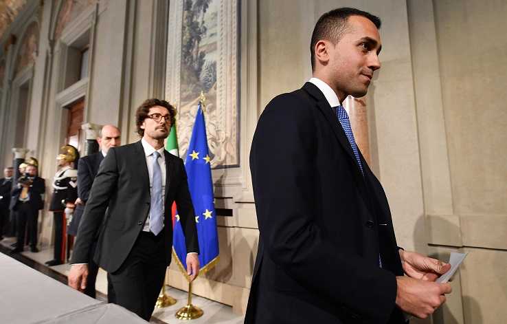 Enrico Lucci a Di Maio: "Che differenza c'è tra inciucio e contratto?". Nessuna risposta