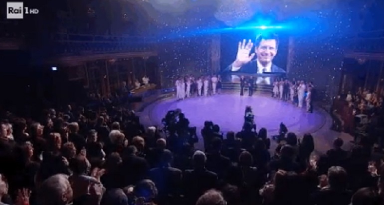 "Ballando con le Stelle", il tributo a Fabrizio Frizzi. Milly Carlucci si commuove VIDEO