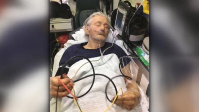 Cade e sbatte la testa. L'ambulanza arriva dopo 23 ore. Poi in ospedale aspetta altre sette ore e muore