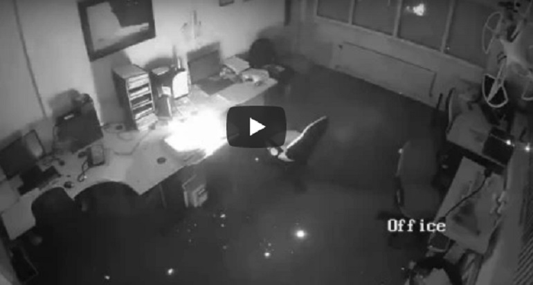 YOUTUBE Il computer esplode nella notte e lʼufficio va a fuoco