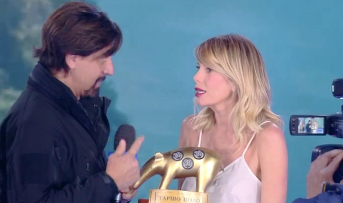 Valerio Staffelli, Alessia Marcuzzi e il tapiro d'oro in diretta all'Isola dei Famosi