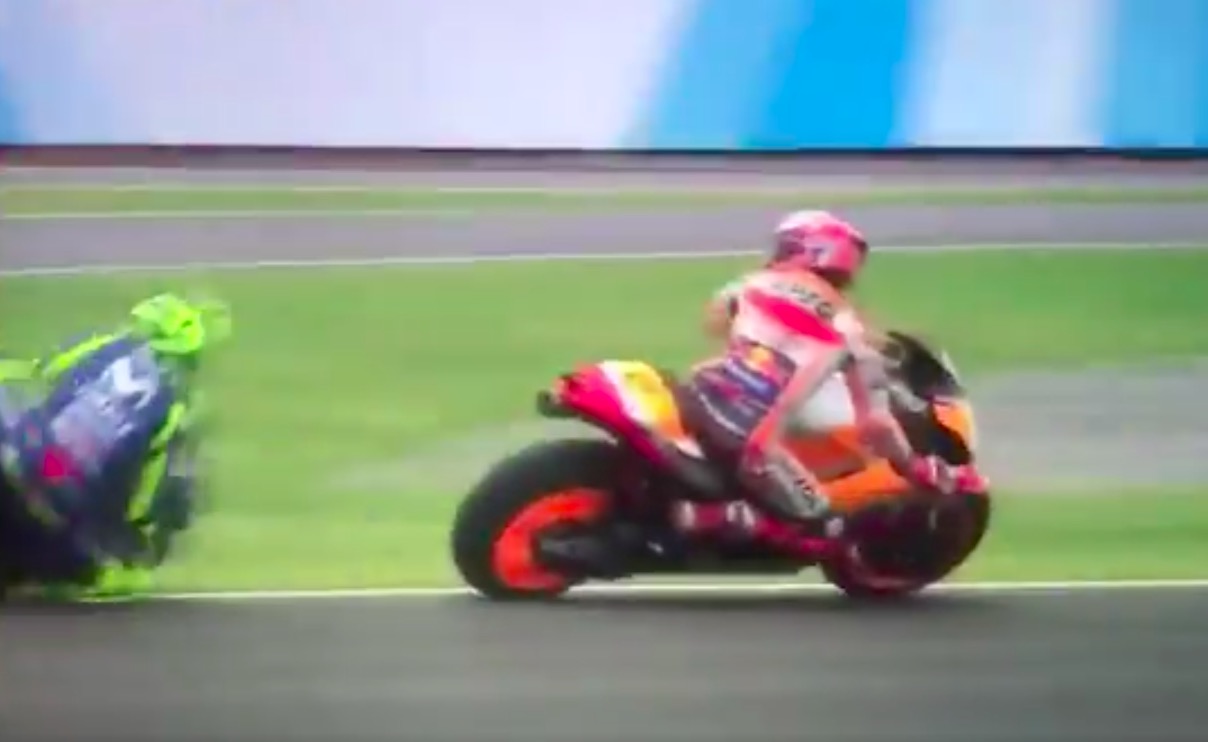 MotoGp Argentina: Marquez fa cadere Valentino Rossi, scintille al box. Crutchlow vince la gara