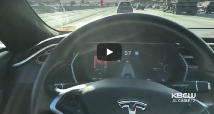 California, un pilota Tesla torna sul luogo dell'incidente mortale e l'auto va di nuovo in tilt