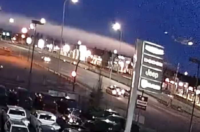 YOUTUBE Aereo in avaria atterra sulla strada trafficata a Calgary