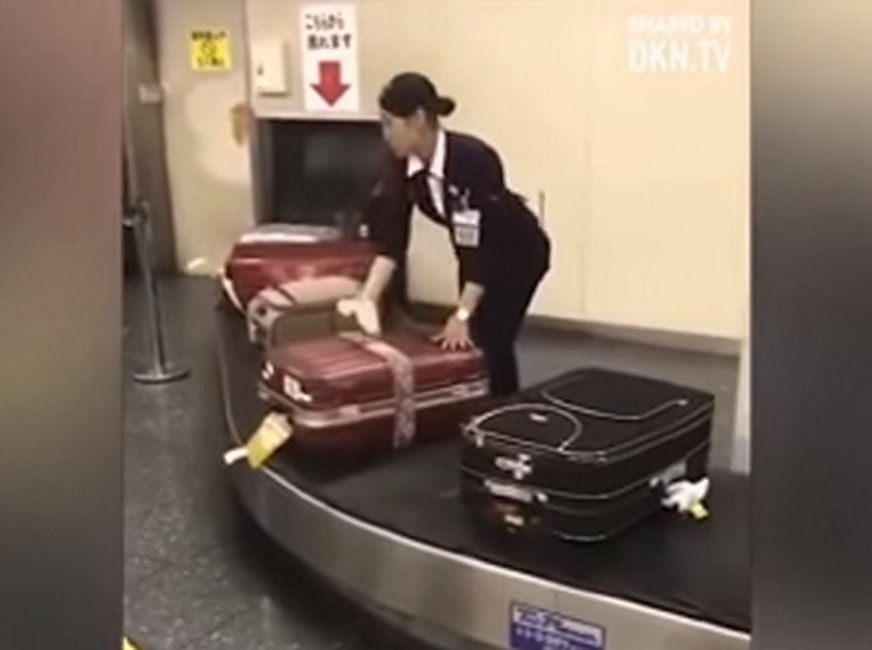 Aeroporto Giappone, gli addetti trattano i bagagli così