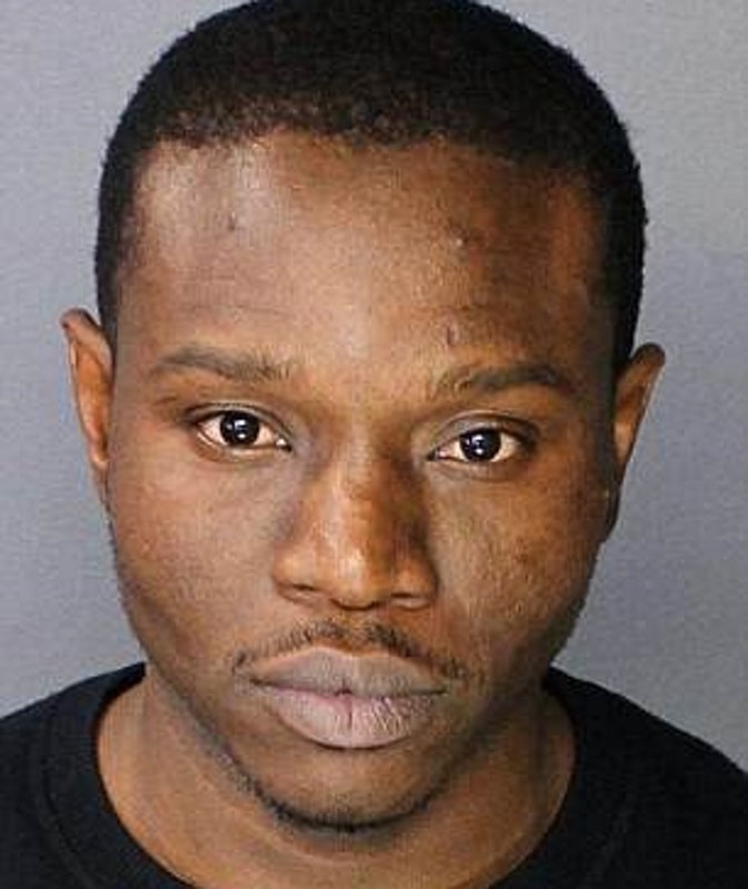 New York, morde mano poliziotto e ingoia dito: arrestato