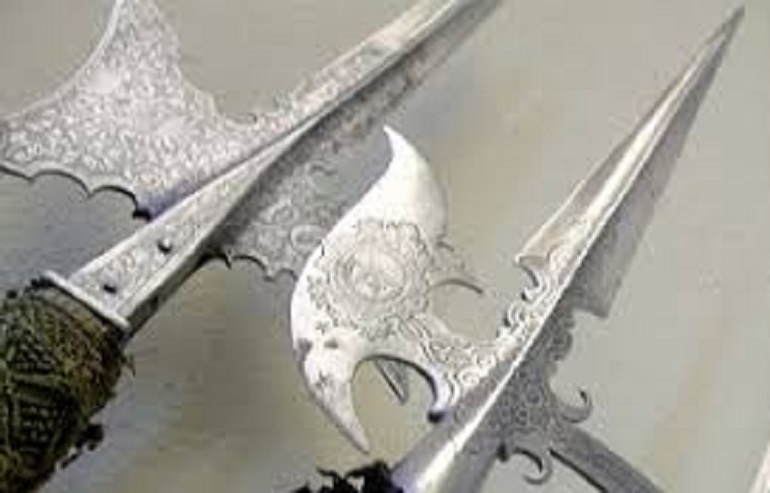 Modena, maghrebino aggredisce quattro passanti con una alabarda: "La roteava mentre andava in bicicletta"