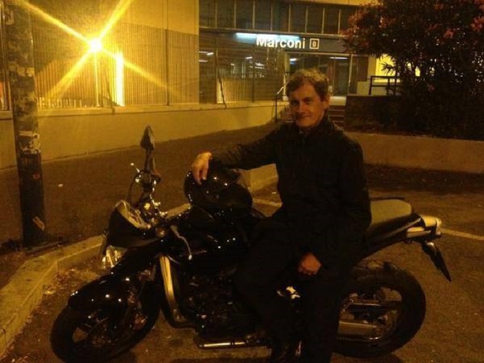 Alemanno Basta Buche, lo stesso che era sindaco nel 2011? Lo stesso, solo che si è fatto la moto