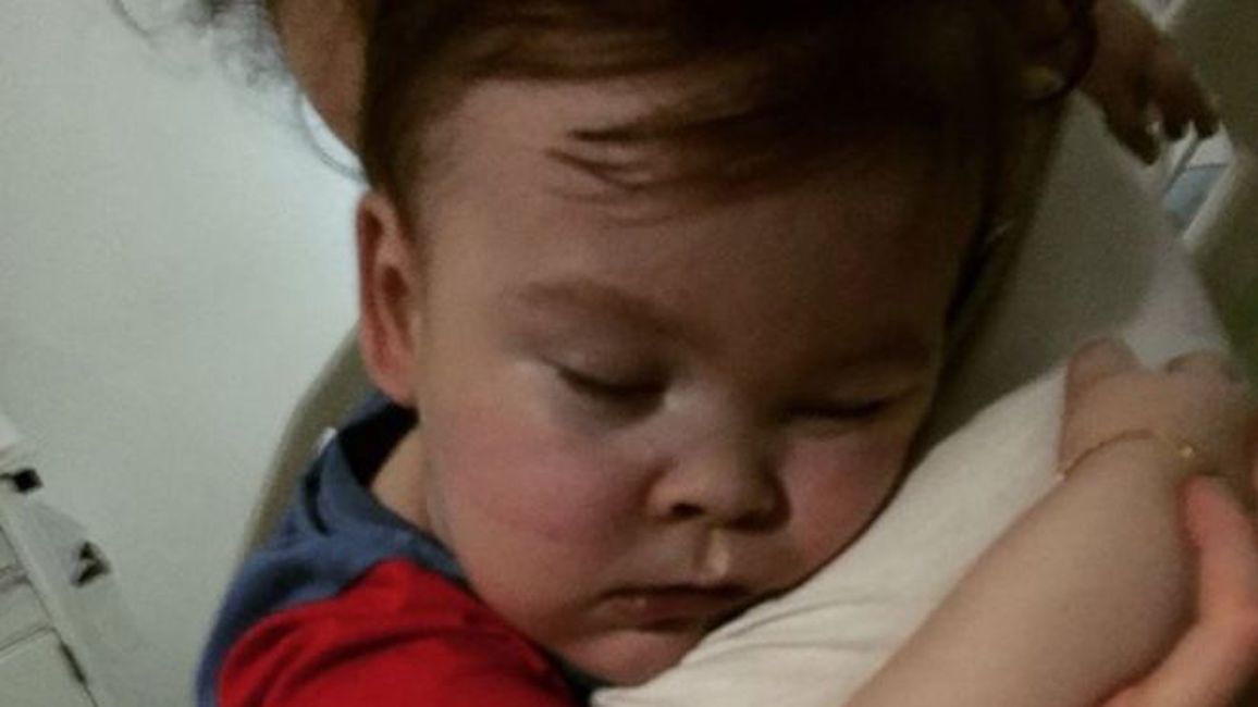 Alfie Evans, medici increduli ripristinano il nutrimento: ha resistito da solo per 36 ore