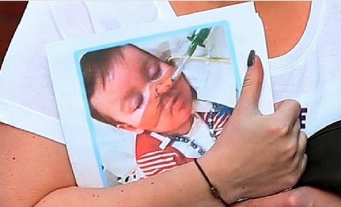 Alfie Evans, il bambino inglese malato terminale a cui vogliono staccare la spina: manifestazioni fuori dall'ospedale