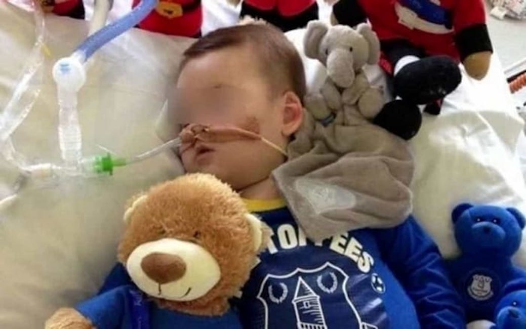 Alfie Evans resiste, il giudice: "Può tornare a casa ma non in Italia"