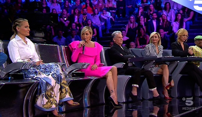 Amici, Simona Ventura contro Heather Parisi: "Posa il fisco...". Poi se ne va