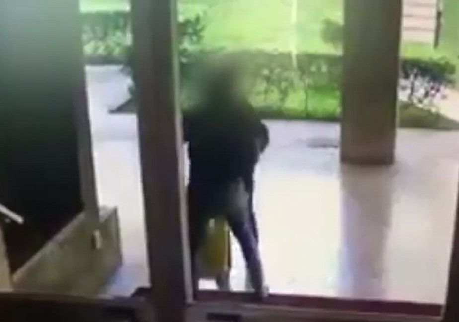 Milano, rapinatore picchia anziano: incastrato dal video