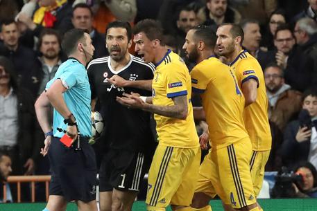 Real Madrid-Juventus, arbitro Oliver esaltato da The Telegraph: "Ha personalità, merita i Mondiali"